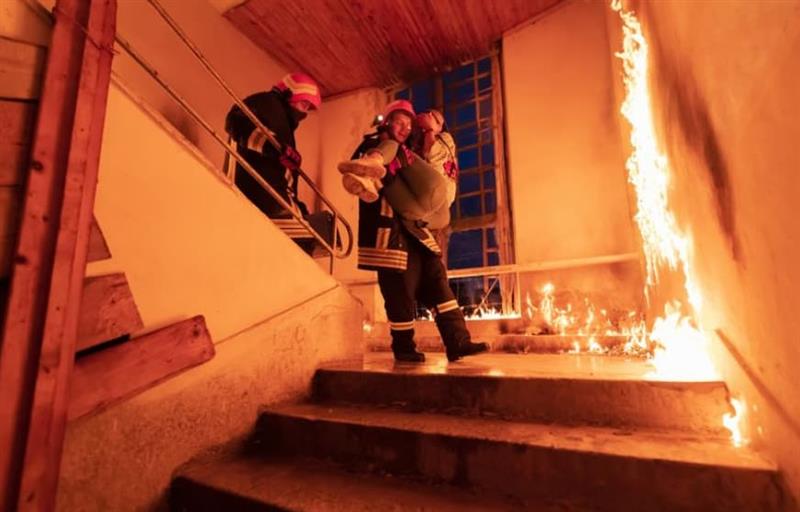  Страшен пожар во хотел во Хамбург- 160 спасувачи ги вадеа гостите од стихијата, 14 се повредени (ФОТО)