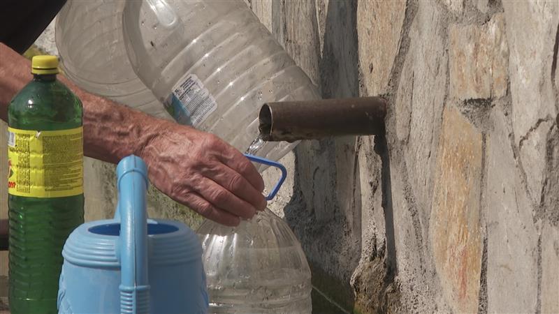 Жители на Горна Матка веќе осум дена оставени без вода за пиење 