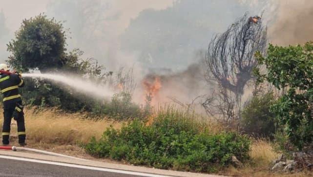 ЦУК: Активни три пожари низ Македонија, во Куманово и Илинден- горат бандери, дрвја и отпад
