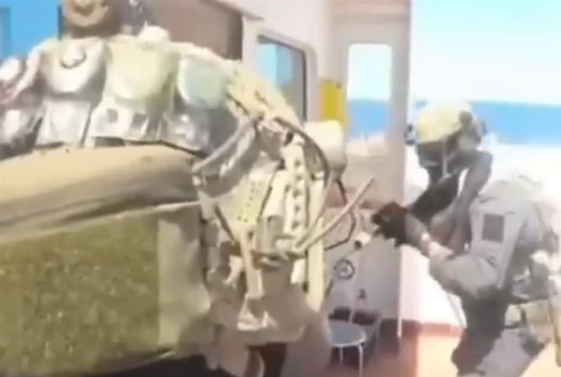 Француски командоси извршија упад на руски танкер во близина на Италија, Макрон објави снимка (ВИДЕО)