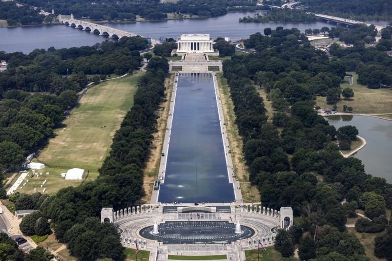 Нови проблеми со омилениот базен на Трамп во Вашингтон- некој со нож ја исекол изолацијата (ФОТО)