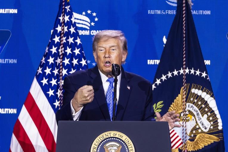 Трамп ѝ се заканува на Европа со 100% царини- ЕУ: Решително ќе реагираме