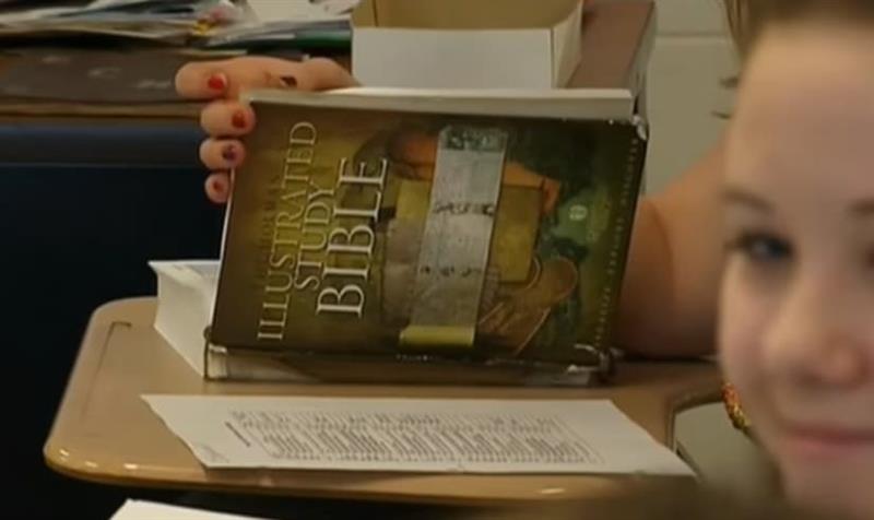 Библијата во Тексас стана задолжителна лектира во училиштата (ВИДЕО)