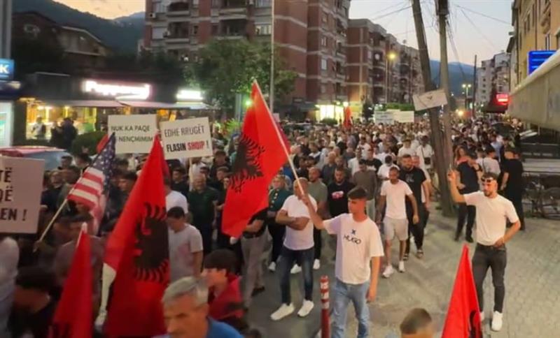 Симпатизери на ДУИ протестираа во Тетово против одлуката на Уставениот суд за преименуваните улици