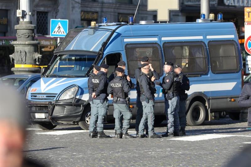 Полицијата трага по маж од Бангладеш, кој ноќеска со сатар уби цело семејство- масакр во Рим