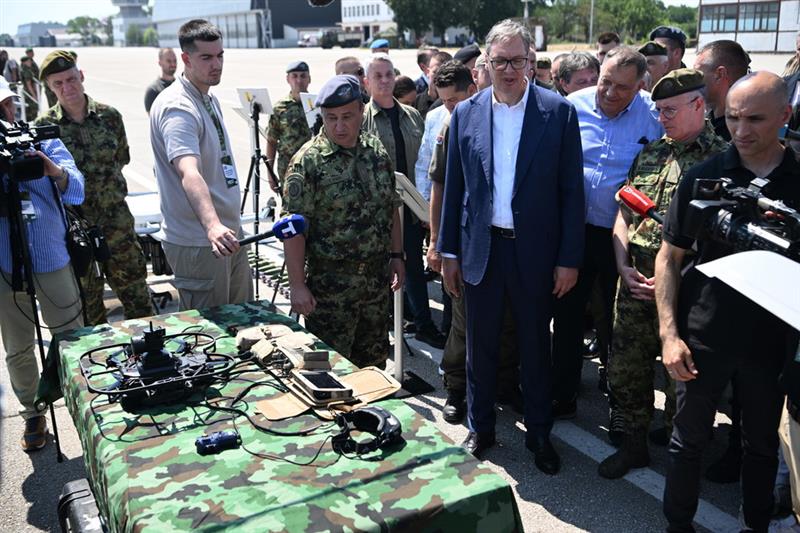 Вучиќ го претстави новото српско оружје, најави задолжителен воен рок од март (ВИДЕО)