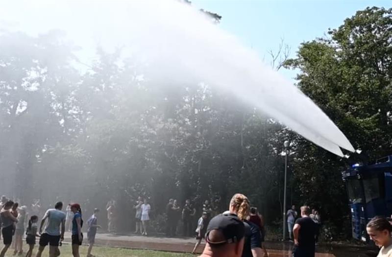 Берлинската полиција со водени топови ги разладува граѓаните (ВИДЕО)