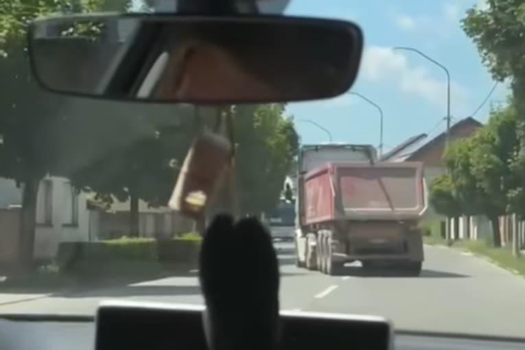Возач на камион изгуби контрола на патот во Петриња, речиси се судри со автобус (ВИДЕО)