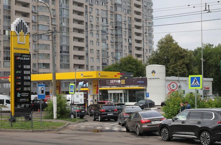 Хаос на дел од бензинските пумпи во Русија, властите го ограничуваат точењето гориво