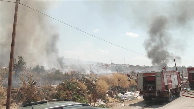 Пожарот на дивата депонија во Шуто Оризари повторно ги труе скопјани
