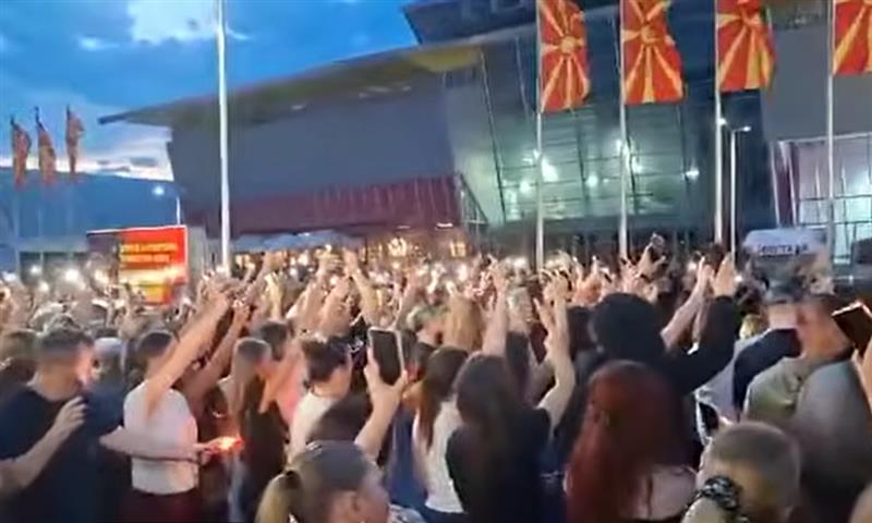 Ѕвездено небо и „Некогаш и негде“ пред платото на „Борис Трајковски“ – последен поздрав за Владо Јаневски