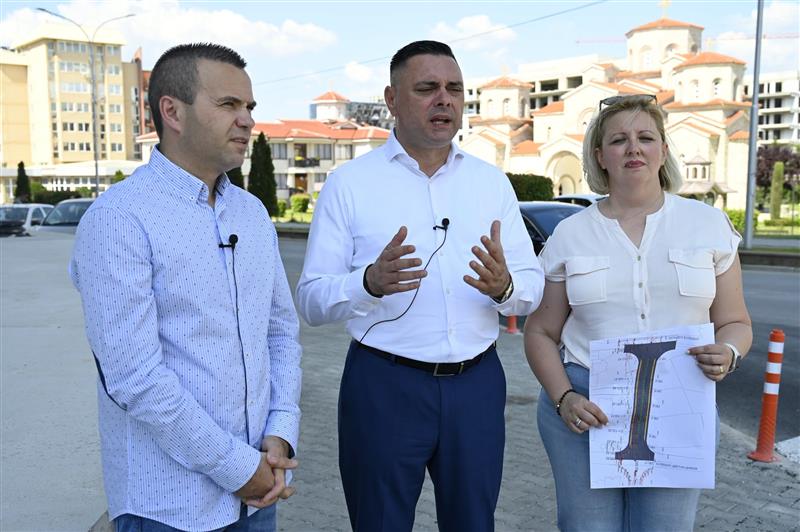 Јанчев на увид на  новопробиената улица ,,Вељко Влаховиќ’