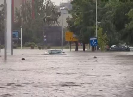 Дождот предизвика хаос во Скопје: Поплавени улици, возила под вода