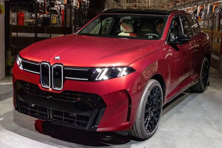 BMW го враќа V8 моторот