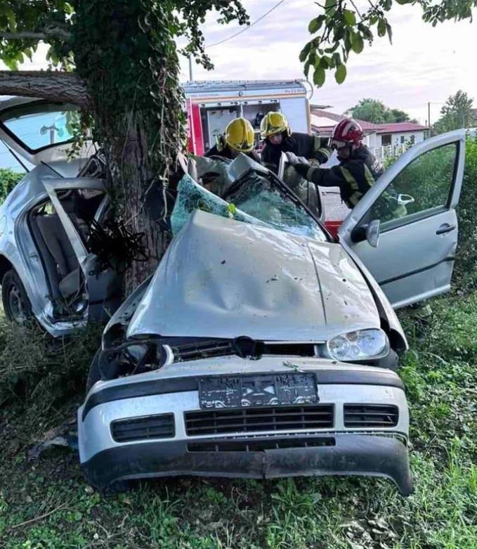 Фото: Трагична сообраќајка во Србија, загинаа двајца тинејџери