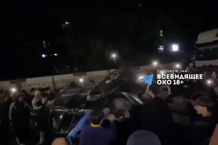 Нереди во Лавов за време на мобилизацијата, превртено воено возило.