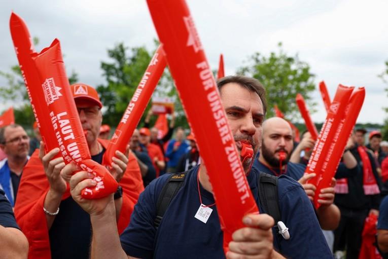Работниците излегоа на улица по најавите на Фолксваген за отпуштање на 100.000 луѓе