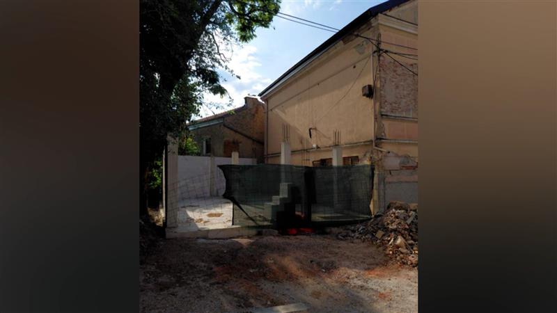 Аларм во Битола: Дивоградба загрозува куќа заштитена како културно наследство