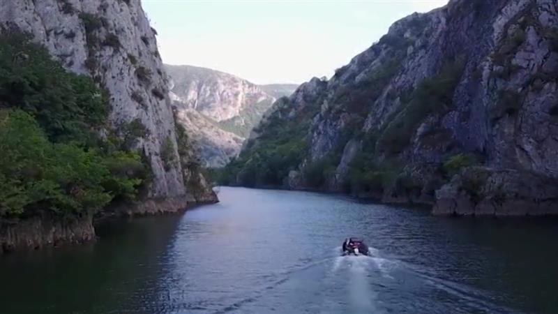 Евакуиран државјанин на Романија кај пештерата Врело на кањон Матка
