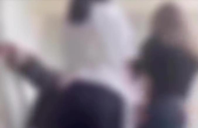Ново вознемирувачко видео: Девојче во Куманово обиколено, удирано со шлаканици и клоци