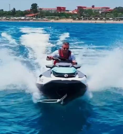 Видео: Петер Маѓар вози скутер во турските води, се пофали дека одморот си го платил сам