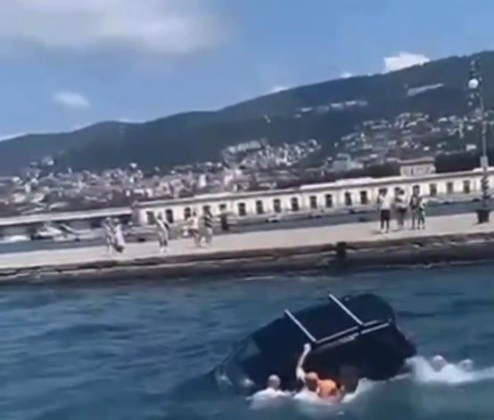 Видео: Драма во Трст: Автомобил падна во морето, кадети од Воената академија го спасиле возачот