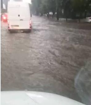 Силно невреме со обилен дожд синоќа  ја погоди Битола, каде улиците беа  поплавени низ целиот град