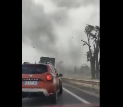 Видео: Силно невреме ја погоди Франција, загинаа две лица