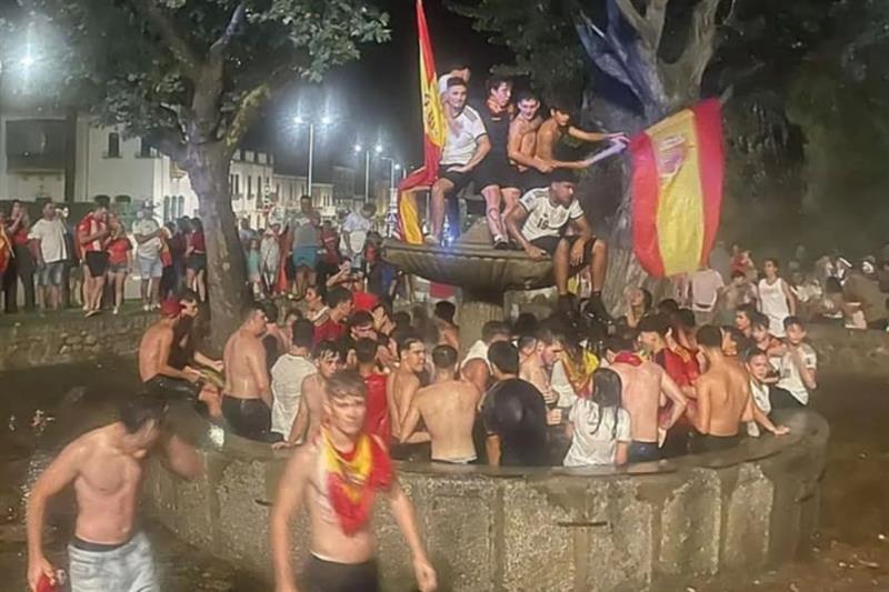 Дете загина при прославата во Шпанија- се скрши фонтана во која ја прославувале титулата на СП (ВИДЕО)