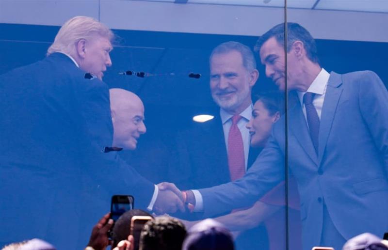 По сите навреди и закани, Трамп му ја честиташе победата на Санчез на СП (ВИДЕО)
