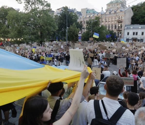 Зеленски се соочува со сериозна криза,протестите во Киев траат веќе пет дена