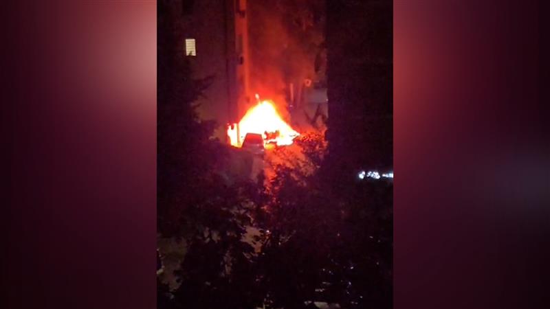 Ноќен пожар во Чаир: Целосно изгоре еден автомобил, оштетени уште две возила и локал