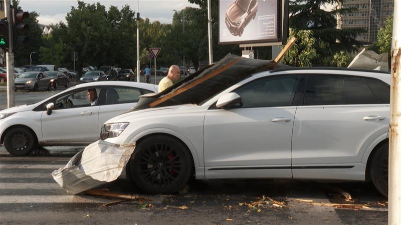 Десетици повредени граѓани, оштетени автомобили и објекти остави невремето зад себе 