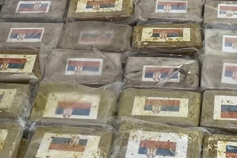Италијанската полиција запленила речиси 800 килограми кокаин- на пакетите е знамето на Србија (ВИДЕО)