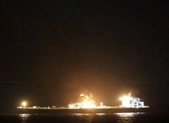 Гори саудиски танкер полн со нафта, погоден е со ракета