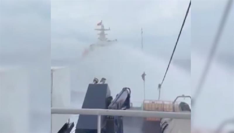 Кинеска крајбрежна стража со водени топови пука во филипински бродови (ВИДЕО)