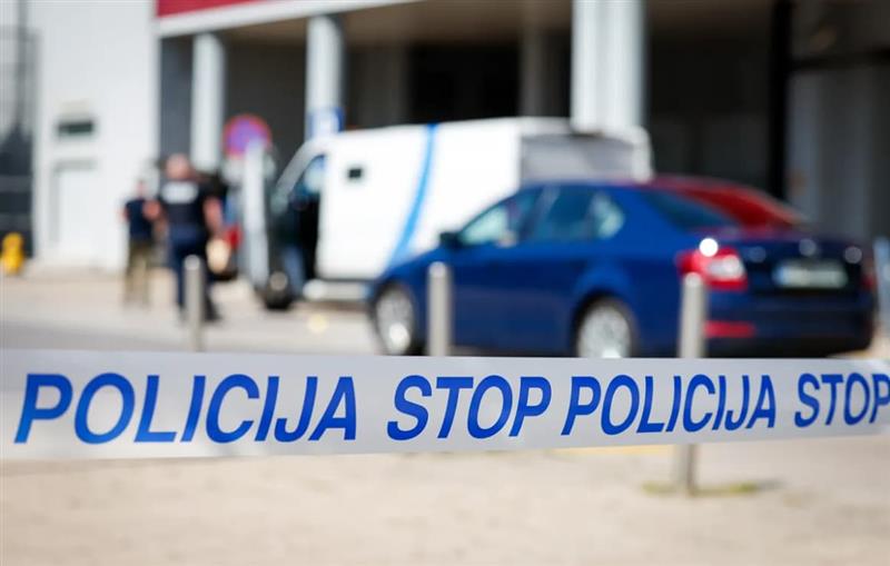 Филмски грабеж во Словенија- од комбе за превоз на пари украле 100.000 евра, полицијата во потера 