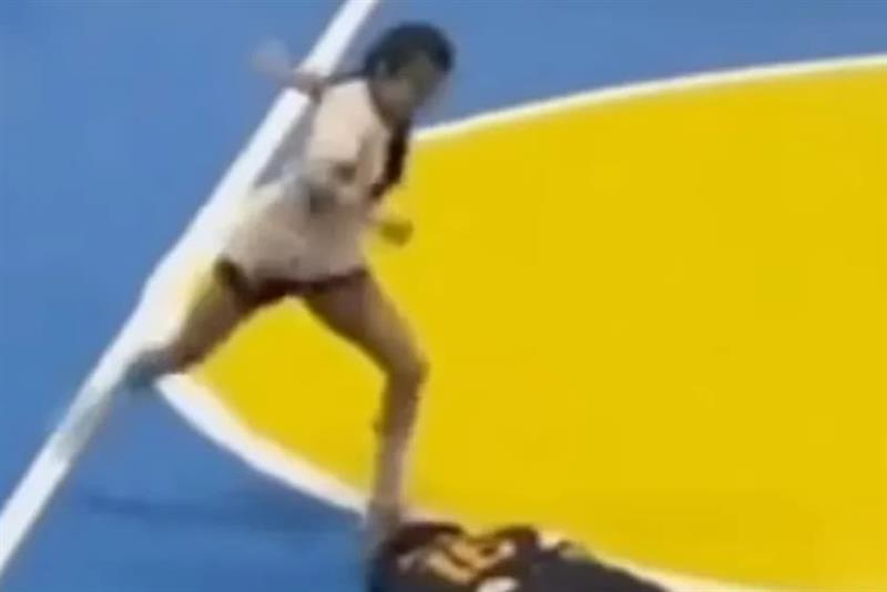 Ужас на теренот: Фудбалерка со цела сила ја клоца противничката по глава (ВИДЕО)