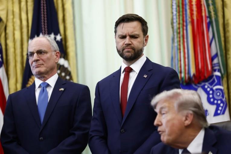 CNN: Венс и шефот на армијата го рпедупредија Трамп на опасност од ескалација на војната со Иран