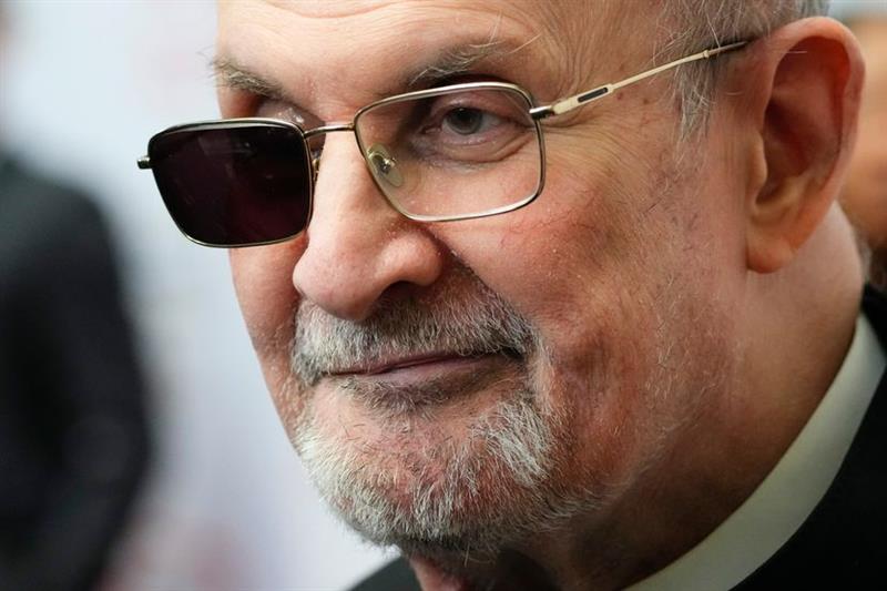 Ножот ми се заби на милиметар од мозокот- писателот Салман Ружди со детали за нападот 