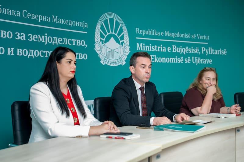 Министерот Серафимовски потпиша седум договори за промоција на домашните производи и развој на руралните средини