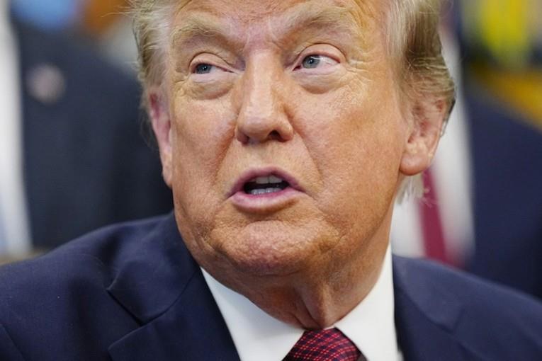 Голем пад на рејтингот на Трамп меѓу белците 