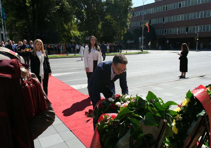 Делегација на СДСМ предводена од потпретседателот Трајановски оддаде почит во Скопје