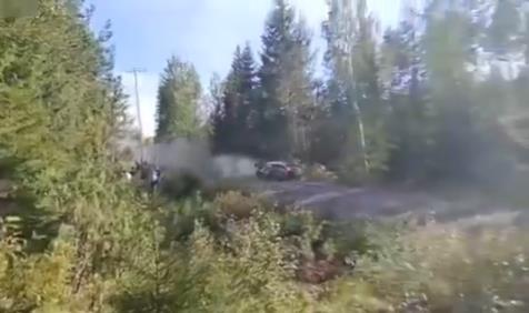 Видео: Инцидент на рели, светскиот шампион излета од патеката, со хеликоптер пренесен во болница