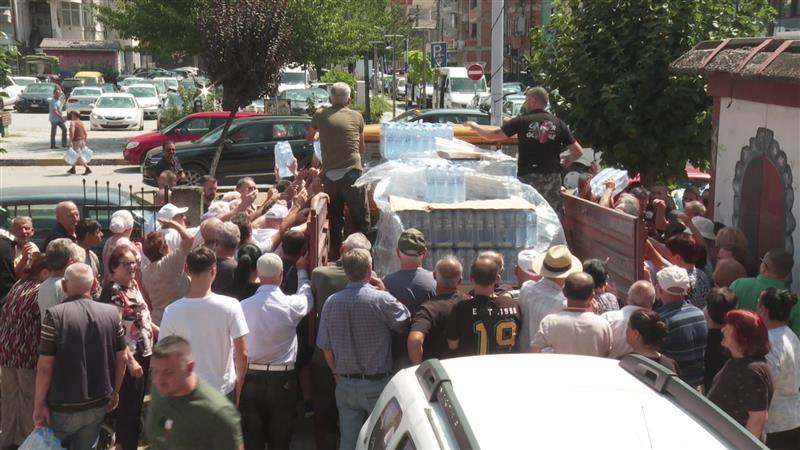 Репоратажа од Гостивар: Нервоза меѓу граѓаните, кризата со водата продолжува