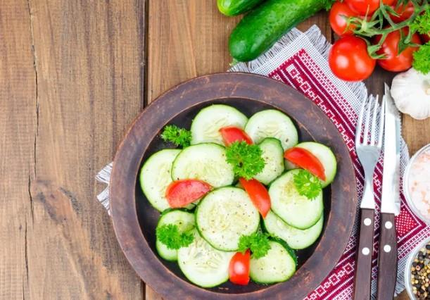  Дали салатата од домати и краставици предизвикува подуеност?