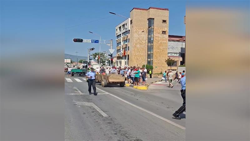 Се додека не се зголемат откупните цени не се откажуваме: Земјоделците го блокираа центарот на Струмица
