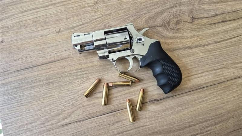 Пронајден револвер со куршуми во скопско, лишено од слобода едно лице