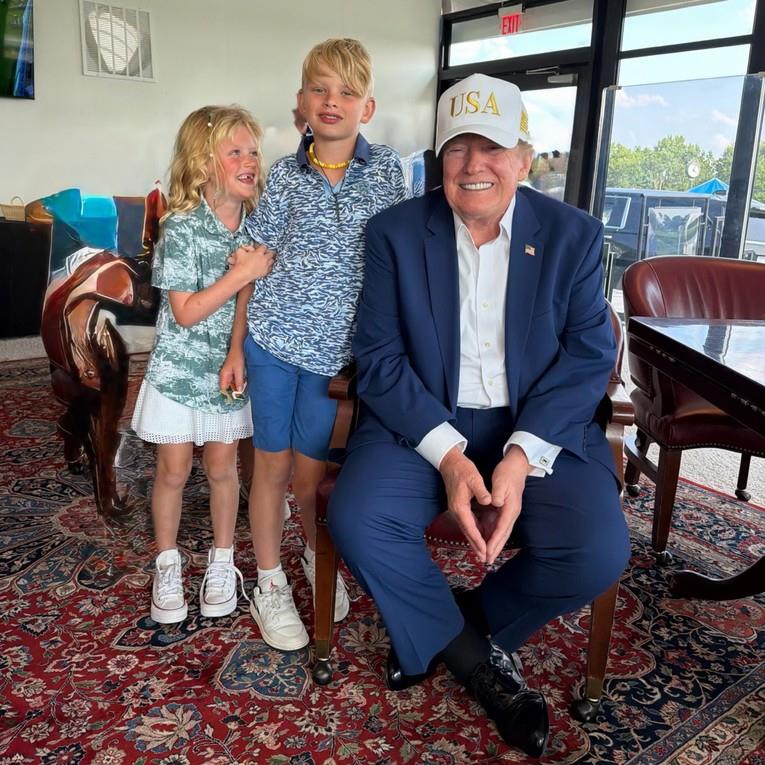 Ерик Трамп објави фотографија од својот татко, луѓето мислат дека е вештачка интелигенција