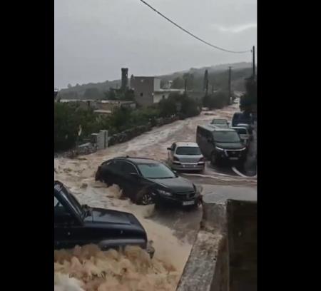 Видео: Хаос во Грција: Водената буица носела сè пред себе, гром удри во жена